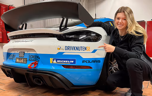 Drivknutens sponsrade racingbilar och kart-förare på bana
