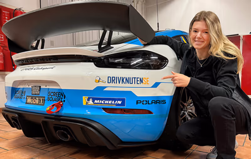 Drivknutens sponsrade racingbilar och kart-förare på bana